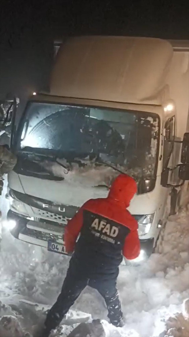 Kar fırtınası nedeniyle araçlarında mahsur kaldılar Ekipler seferber oldu Kar fırtınası nedeniyle araçlarında mahsur kaldılar Ekipler seferber oldu
