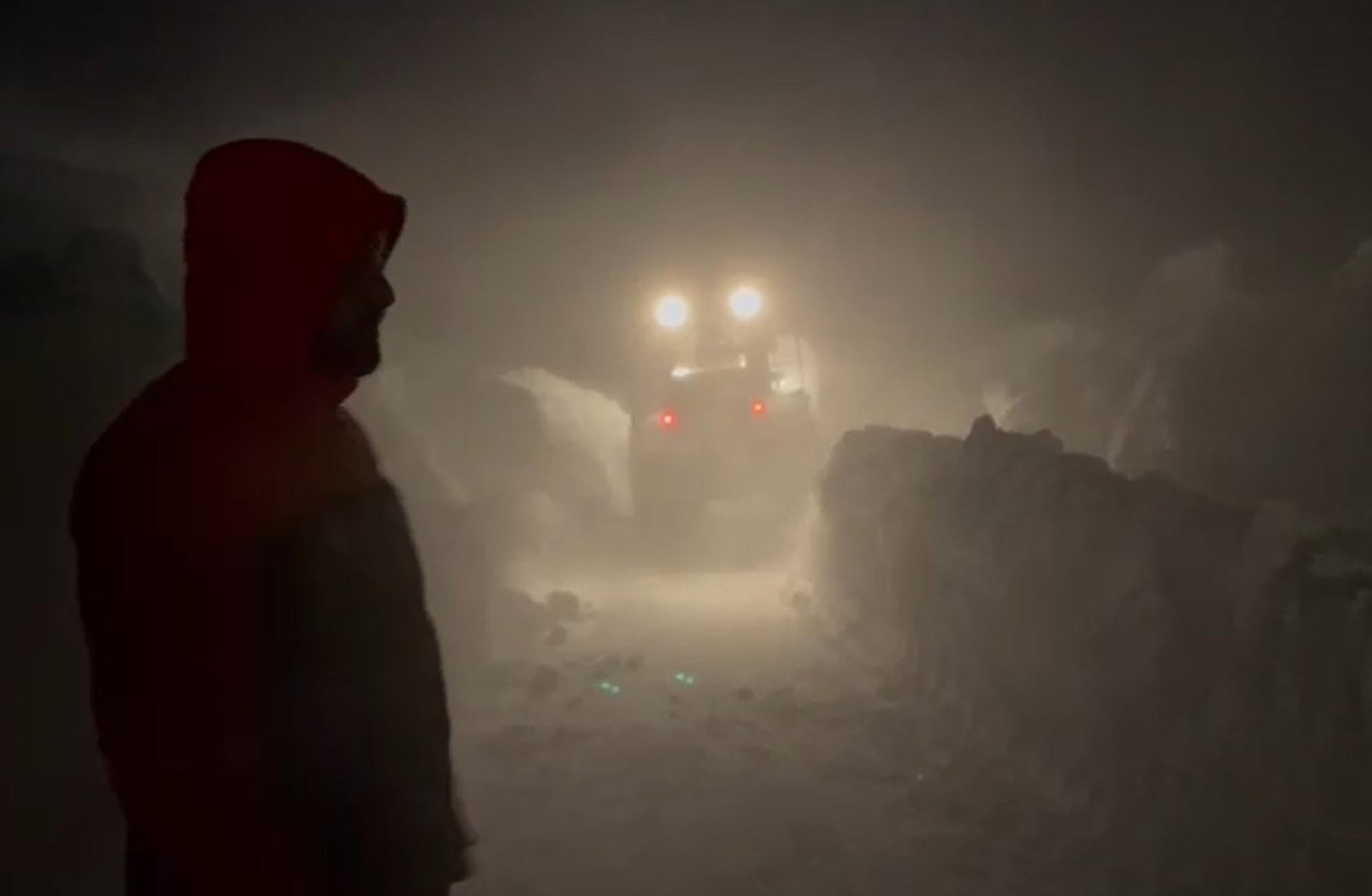 Kar fırtınası nedeniyle araçlarında mahsur kaldılar Ekipler seferber oldu Kar fırtınası nedeniyle araçlarında mahsur kaldılar Ekipler seferber oldu