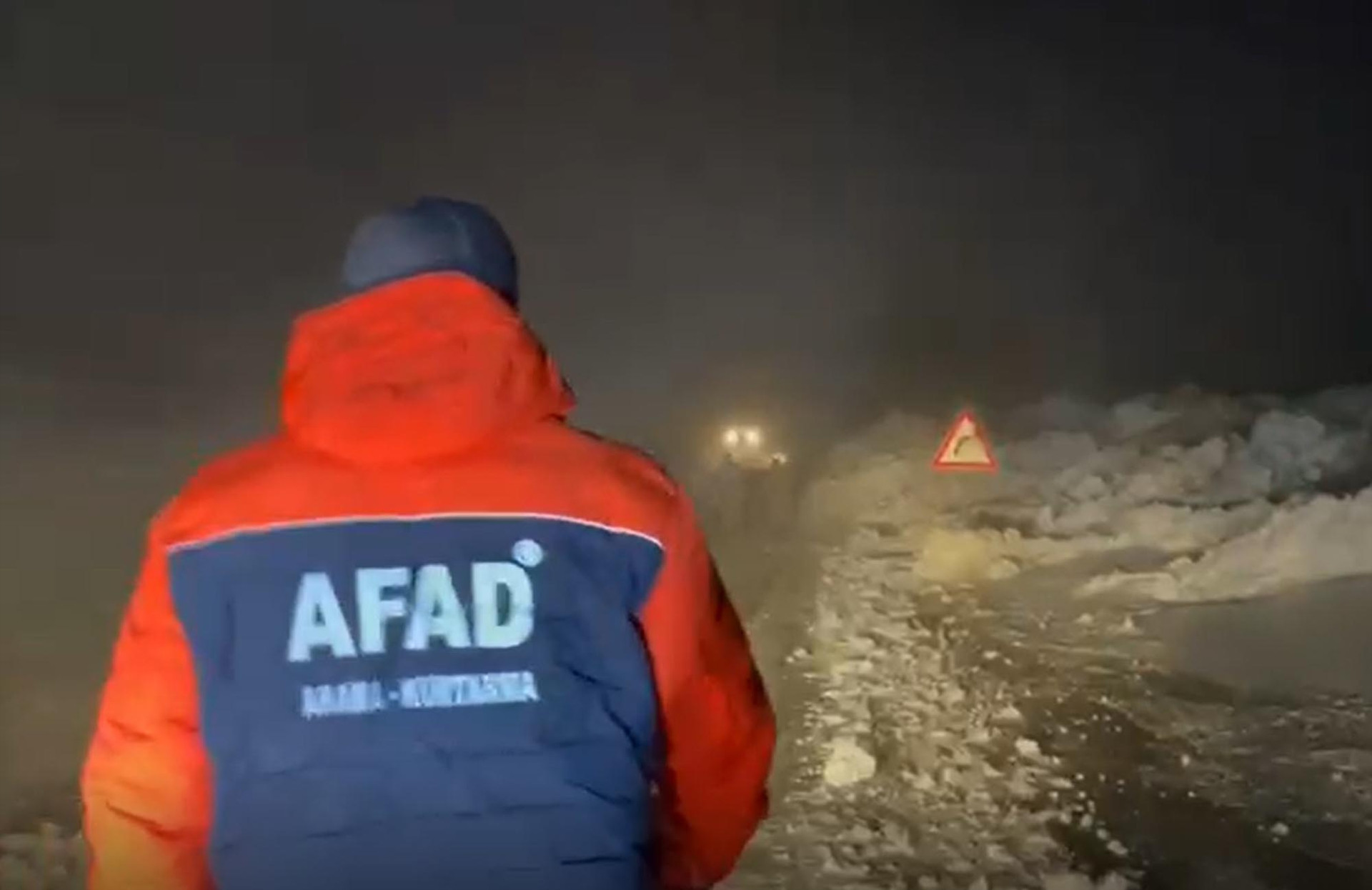 Kar fırtınası nedeniyle araçlarında mahsur kaldılar Ekipler seferber oldu Kar fırtınası nedeniyle araçlarında mahsur kaldılar Ekipler seferber oldu