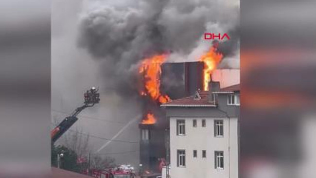 Ataşehir'de iş yerinde çıkan yangına müdahale ediliyor