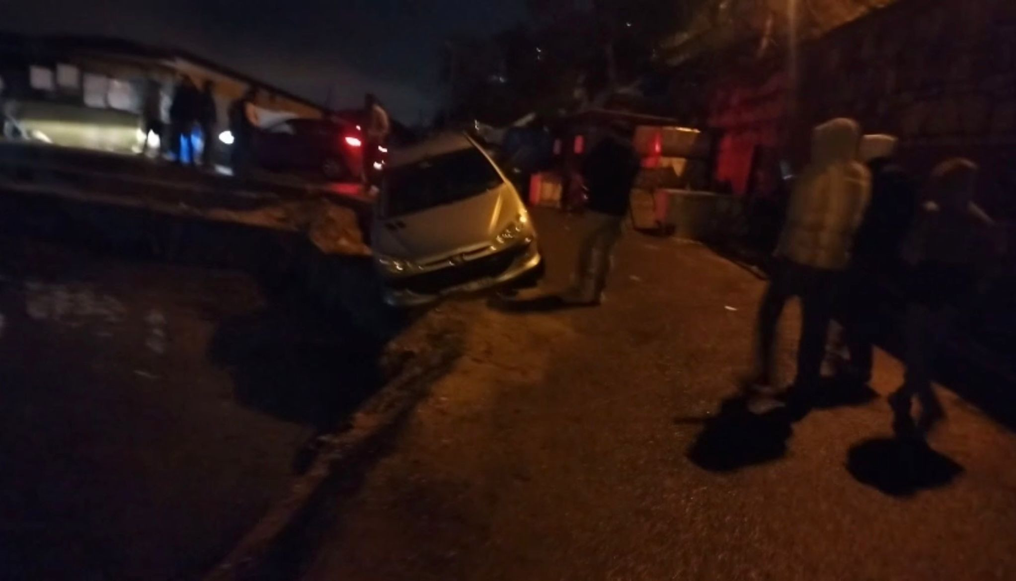 Sarıyer'de otomobil mendirekte asılı kaldı