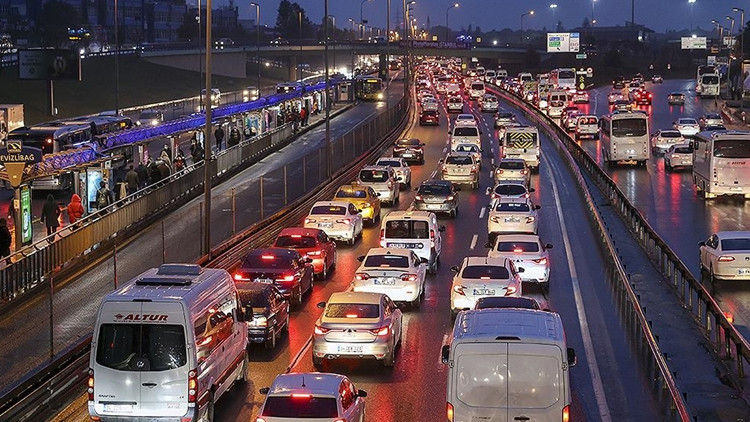 İstanbul trafiği ara tatilde de durmadı