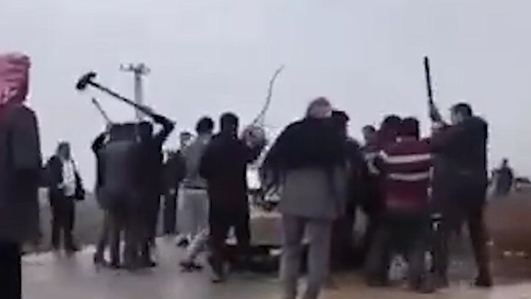 Mahalle karıştı: Meydan savaşını aratmayan görüntüler | Taş, sopa ve küreklerle birbirlerine girdiler