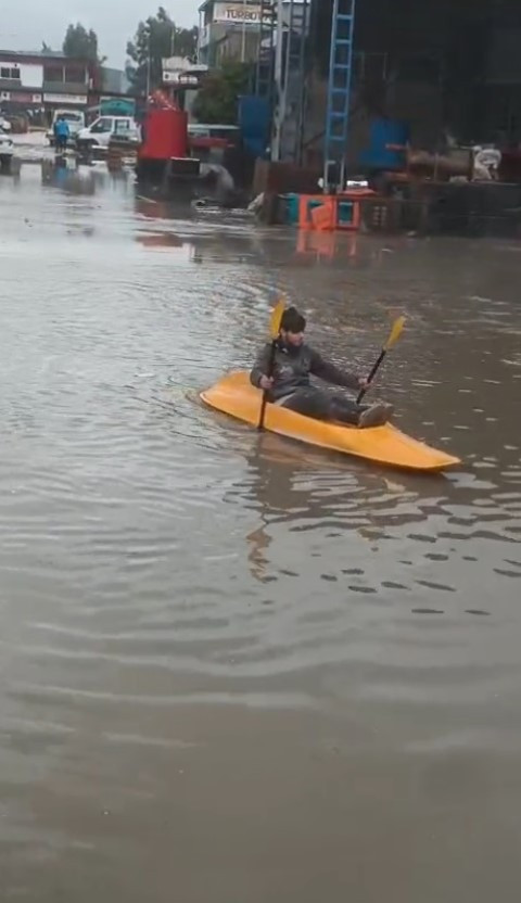 Bir kent felaketi yaşadı Metrekareye 138 kilogram yağış düştü, yollar göle döndü