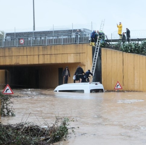 Bir kent felaketi yaşadı Metrekareye 138 kilogram yağış düştü, yollar göle döndü