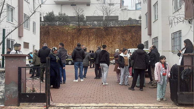 Gaziantep’te facianın eşiğinden dönüldü! İstinat duvarı araçların üzerine çöktü