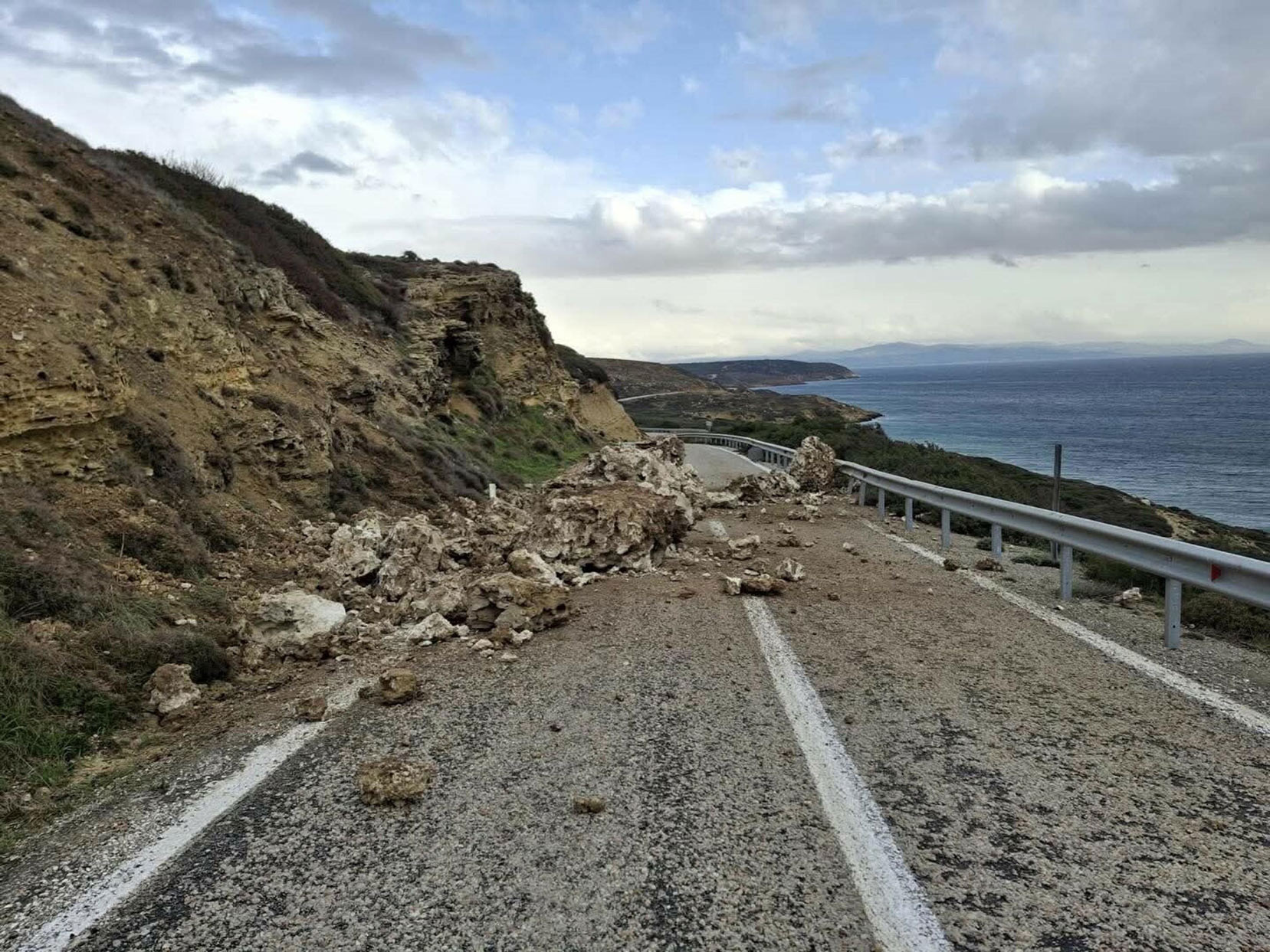 Bozcaada'da sağanak sonrası heyelan meydana geldi