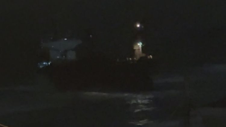 İstanbul'da yük gemisi karaya oturdu