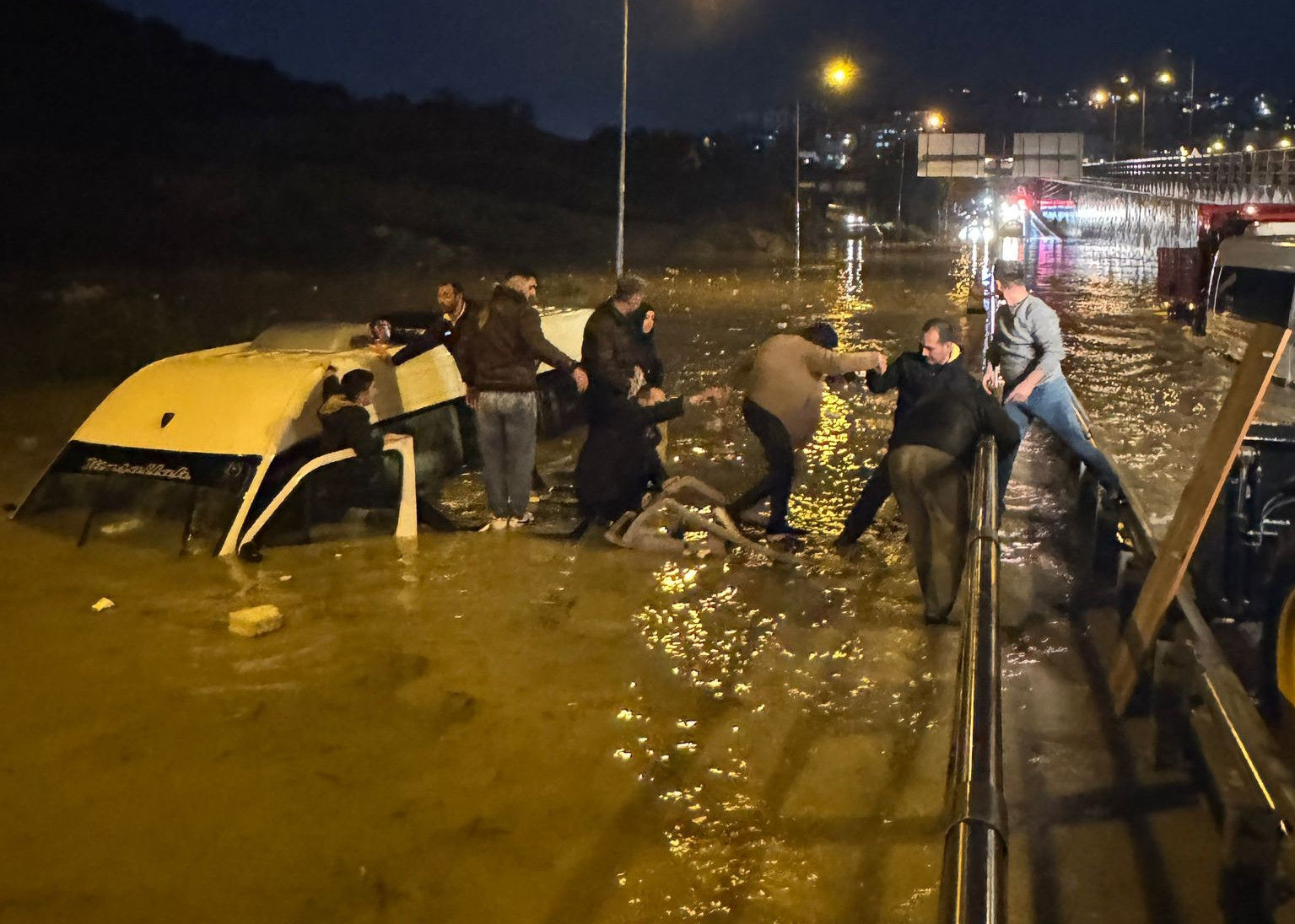 Aydın’da faciadan dönüldü! Suya gömülen minibüsteki 20 yolcu kurtarıldı
