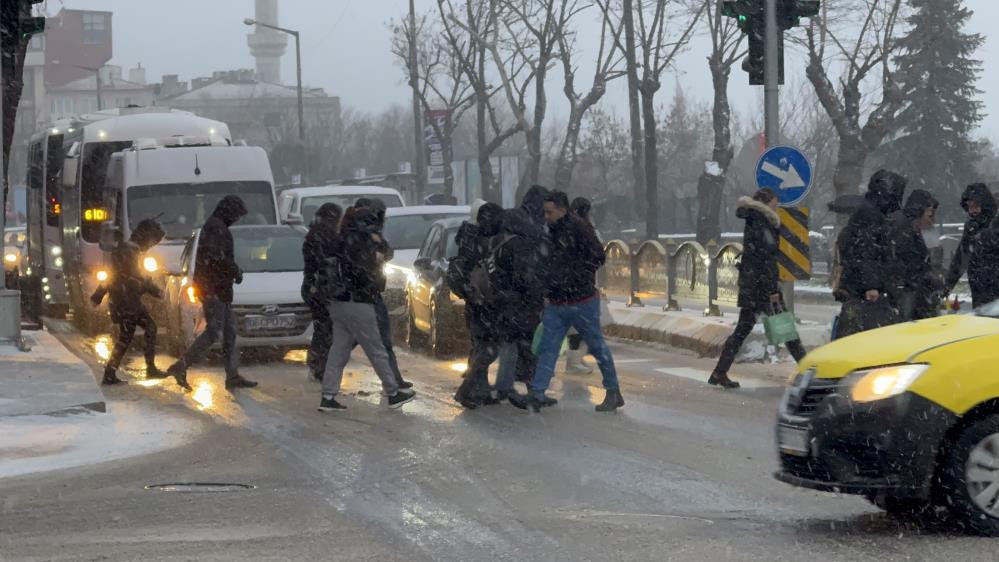  Cadde ve sokaklar beyaza büründü