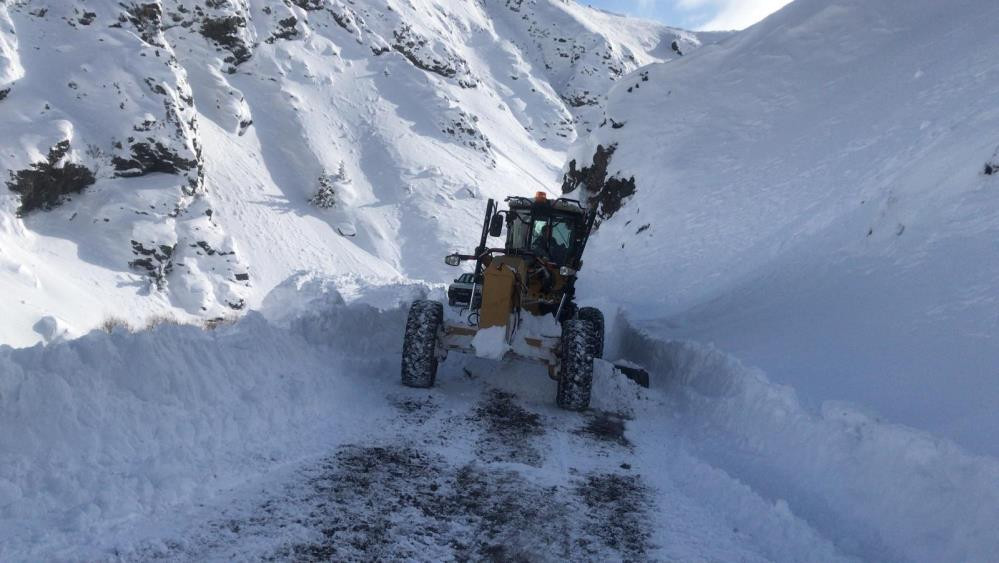  Cadde ve sokaklar beyaza büründü