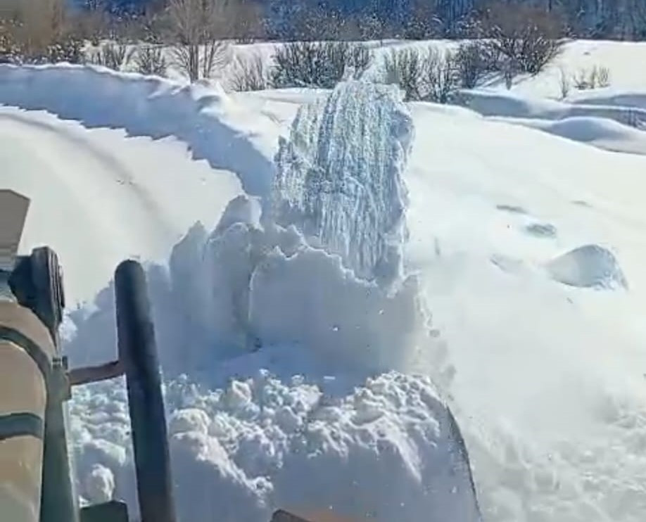  Cadde ve sokaklar beyaza büründü