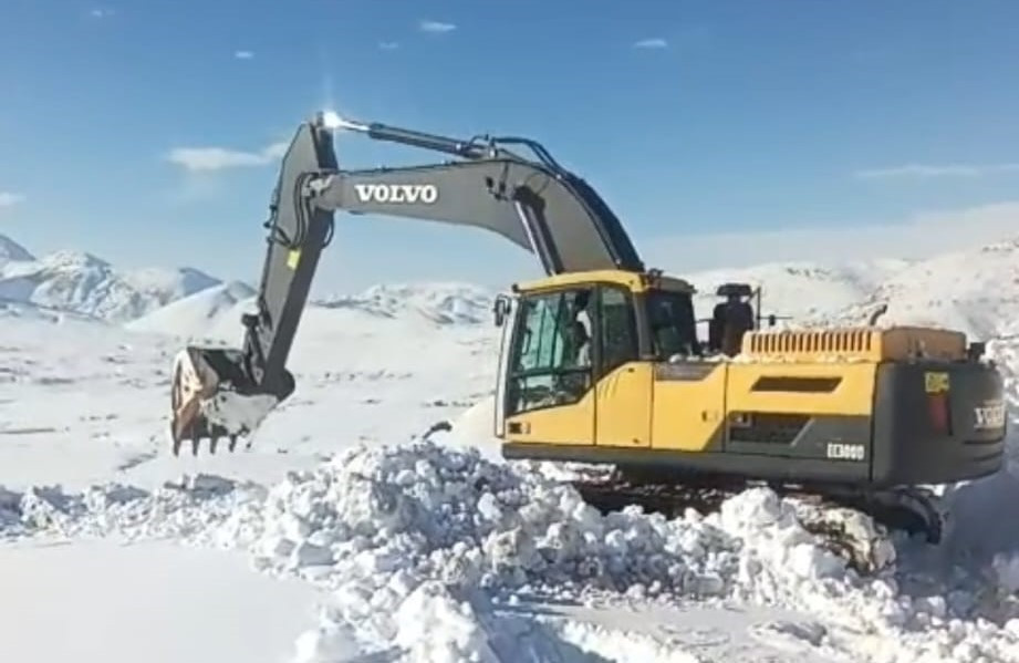  Cadde ve sokaklar beyaza büründü