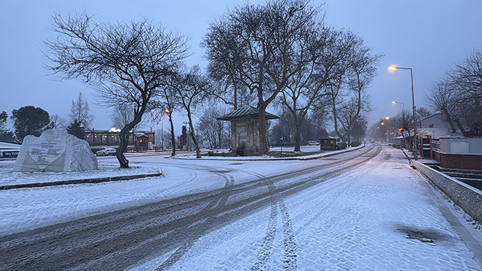  Cadde ve sokaklar beyaza büründü