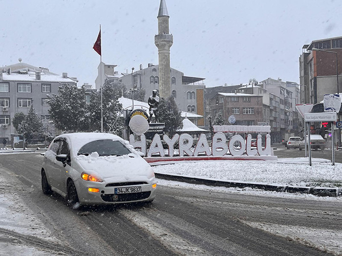  Cadde ve sokaklar beyaza büründü