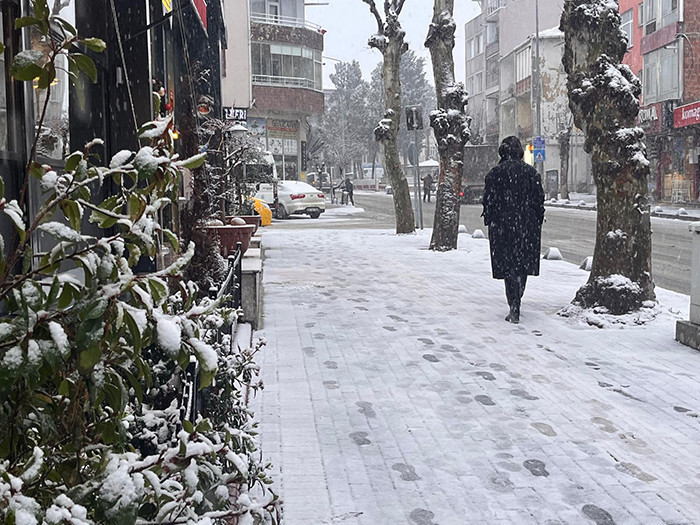  Cadde ve sokaklar beyaza büründü