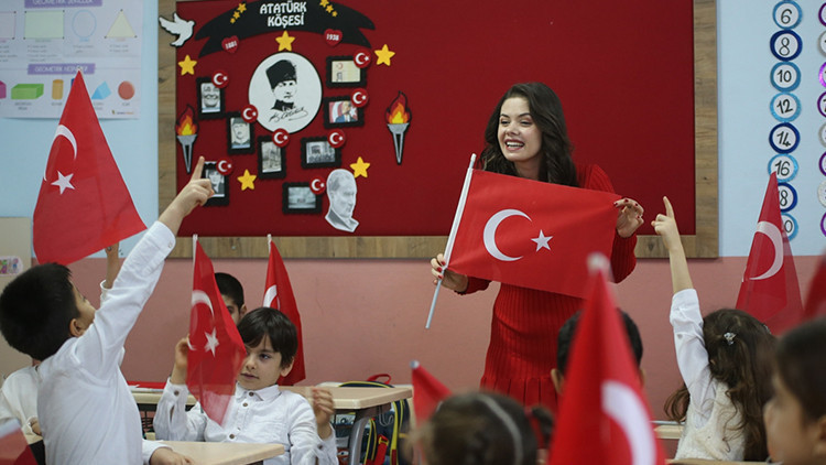 İkinci dönemin ilk ders zili çaldı | Okullarda anlamlı görüntü: Binalar bayraklarla donatıldı