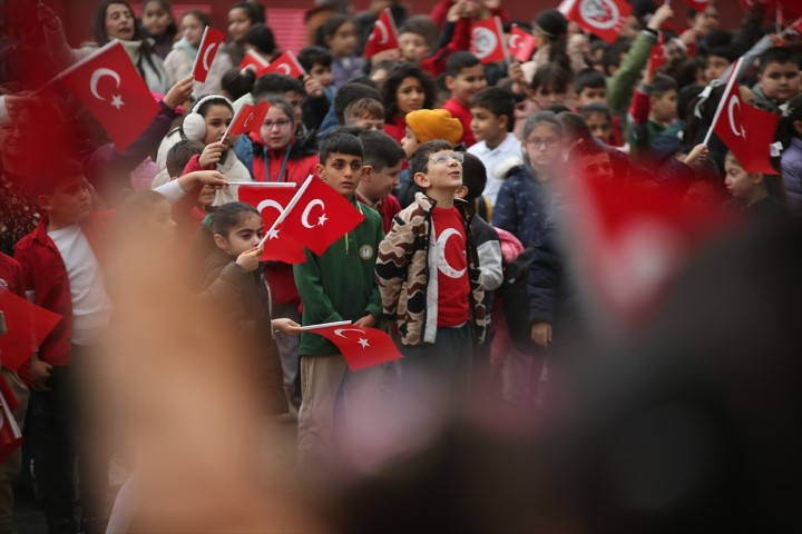  Binalar bayraklarla donatıldı