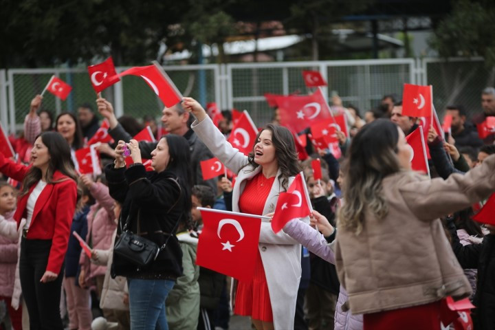  Binalar bayraklarla donatıldı