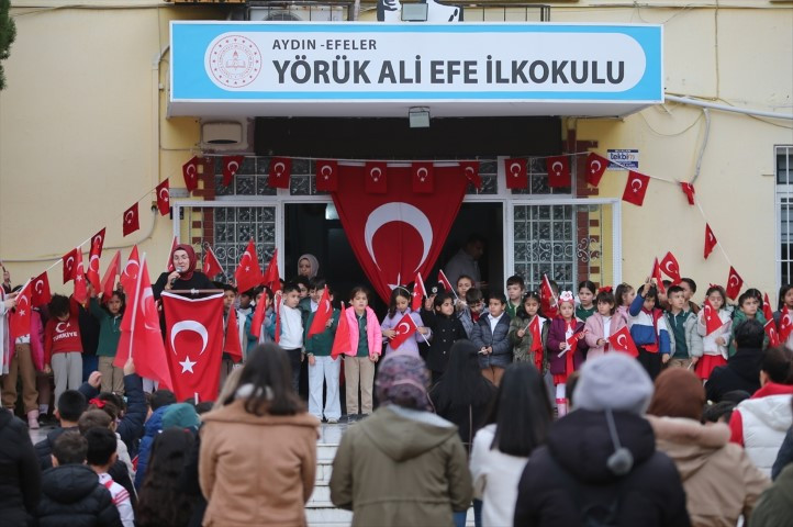  Binalar bayraklarla donatıldı