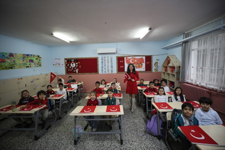  Binalar bayraklarla donatıldı