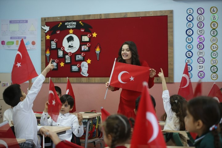  Binalar bayraklarla donatıldı