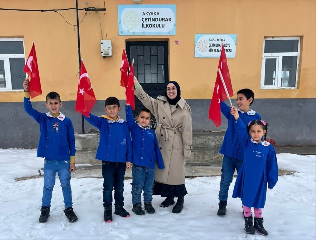  Binalar bayraklarla donatıldı