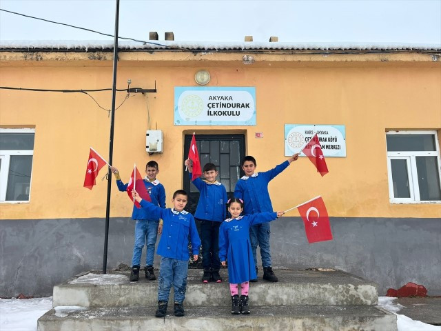  Binalar bayraklarla donatıldı