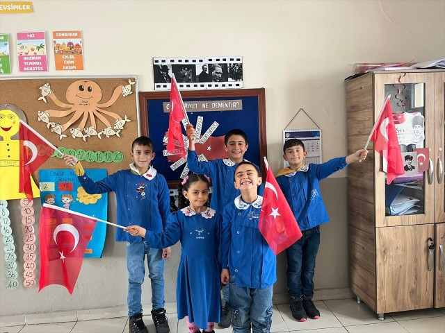  Binalar bayraklarla donatıldı