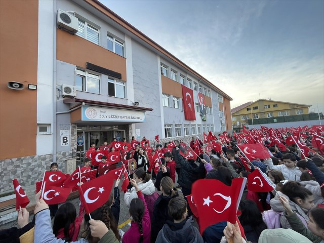  Binalar bayraklarla donatıldı