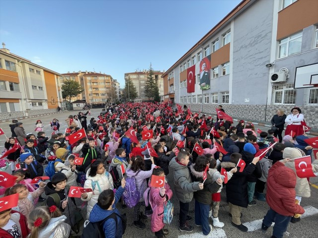  Binalar bayraklarla donatıldı