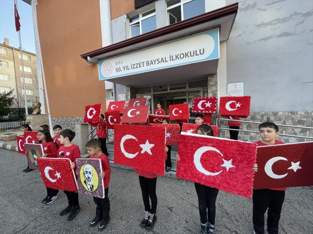  Binalar bayraklarla donatıldı