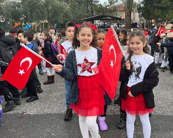  Binalar bayraklarla donatıldı