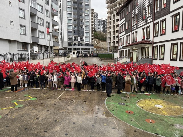  Binalar bayraklarla donatıldı