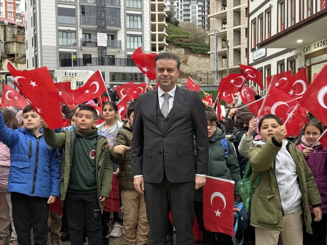  Binalar bayraklarla donatıldı