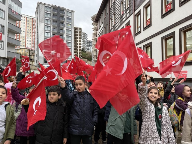  Binalar bayraklarla donatıldı