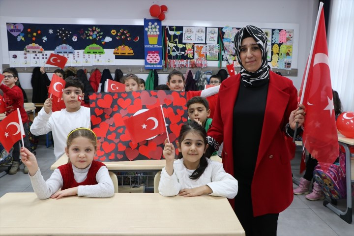  Binalar bayraklarla donatıldı