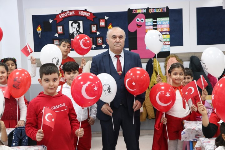  Binalar bayraklarla donatıldı