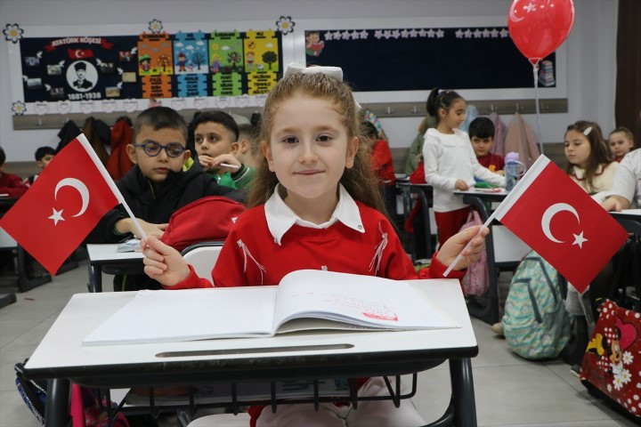  Binalar bayraklarla donatıldı