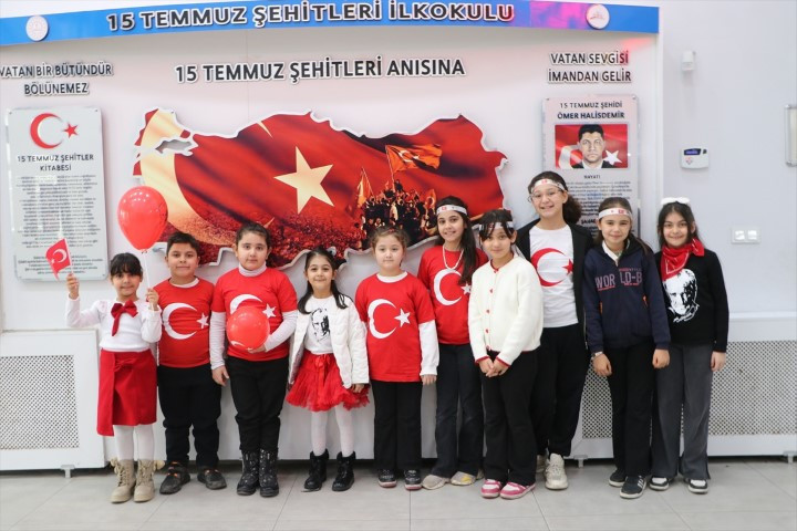  Binalar bayraklarla donatıldı