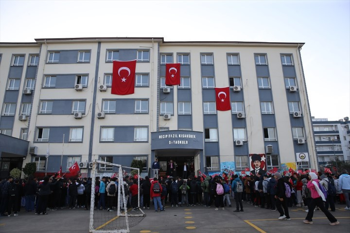  Binalar bayraklarla donatıldı