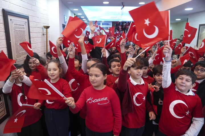  Binalar bayraklarla donatıldı