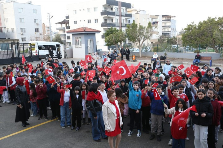  Binalar bayraklarla donatıldı