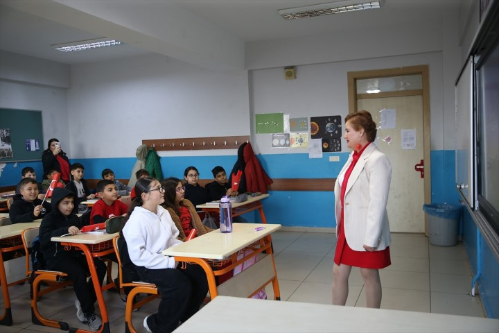  Binalar bayraklarla donatıldı