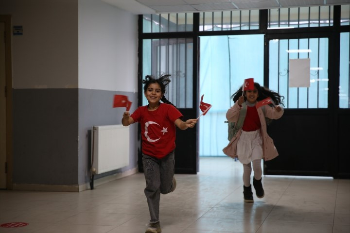  Binalar bayraklarla donatıldı