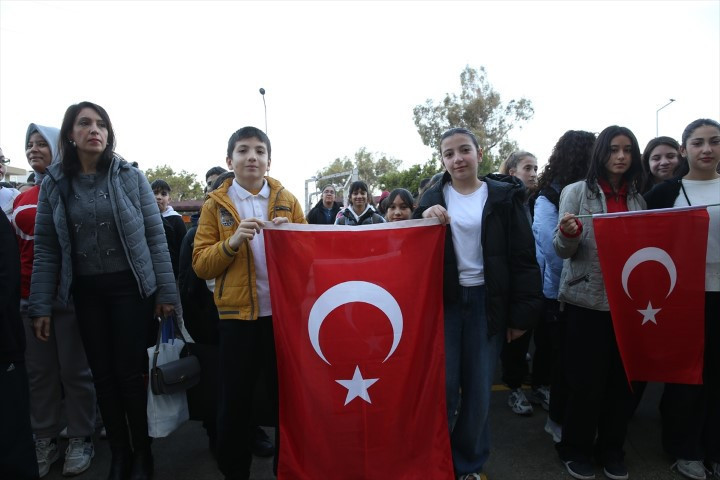  Binalar bayraklarla donatıldı