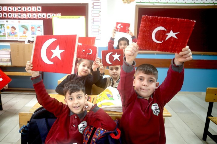  Binalar bayraklarla donatıldı