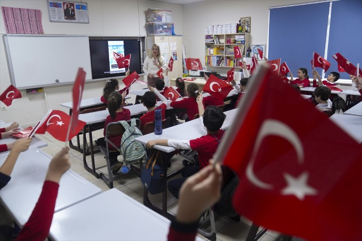  Binalar bayraklarla donatıldı