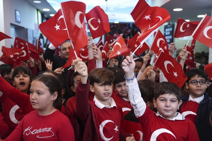  Binalar bayraklarla donatıldı