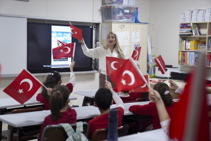  Binalar bayraklarla donatıldı